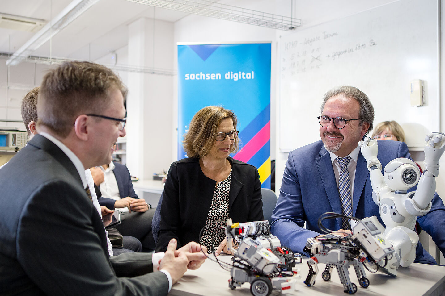 Prof. Jens Wagner, HTWK-Rektorin Prof. Gesine Grande und Staatssekretär Stefan Brangs (v.l.n.r.) mit Nao-Roboter und verschiedenen „Roberta“-Exemplaren. (Foto: Robert Weinhold/HTWK Leipzig)