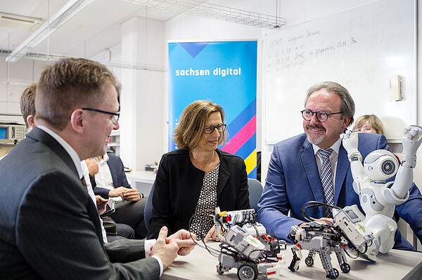 Prof. Jens Wagner, HTWK-Rektorin Prof. Gesine Grande und Staatssekretär Stefan Brangs (v.l.n.r.) mit Nao-Roboter und verschiedenen „Roberta“-Exemplaren. (Foto: Robert Weinhold/HTWK Leipzig)