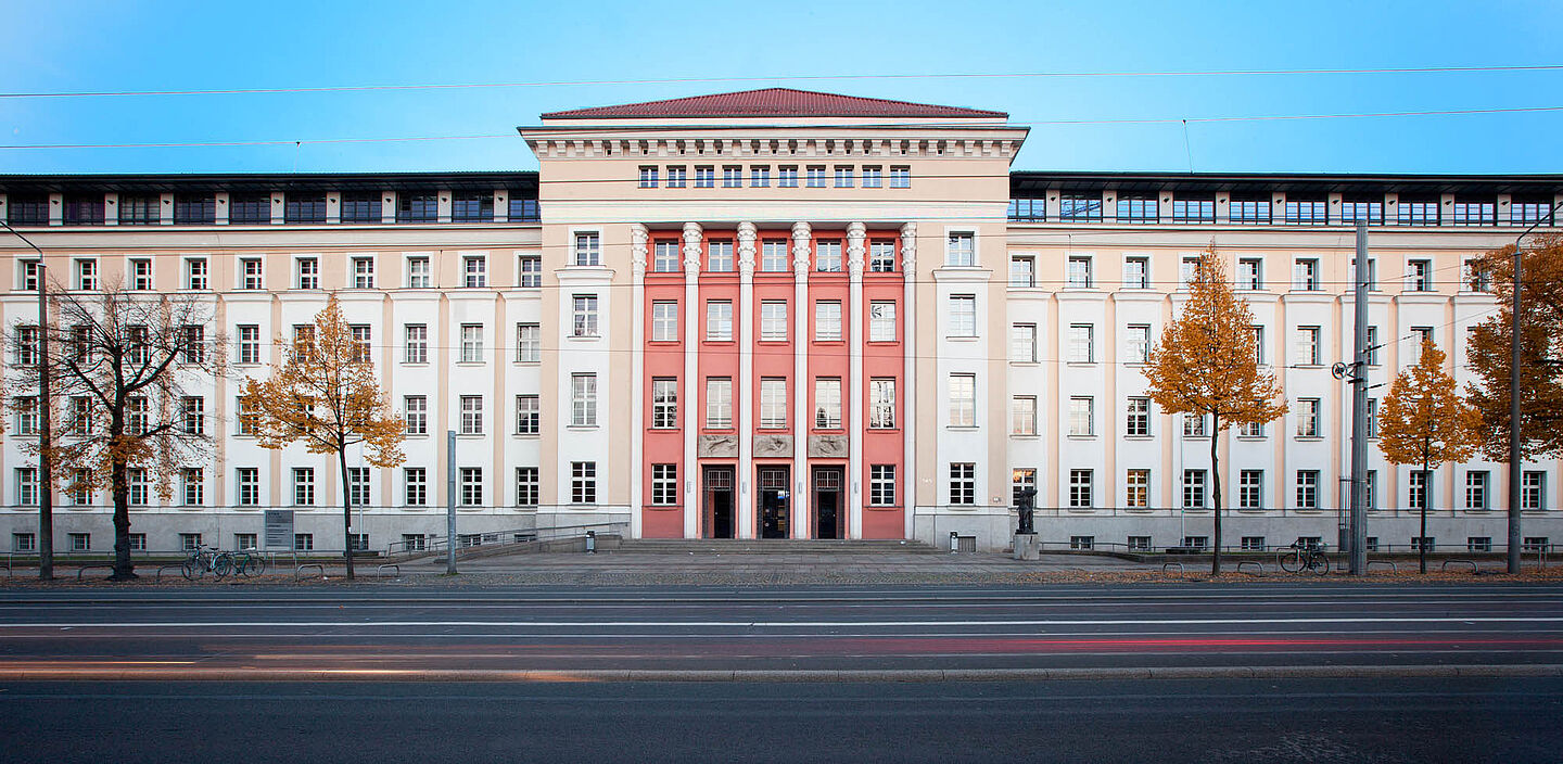 Gebäude von außen (Lispius-Bau)